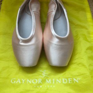 GAYNOR MINDEN Pointe Shoes - Size 8